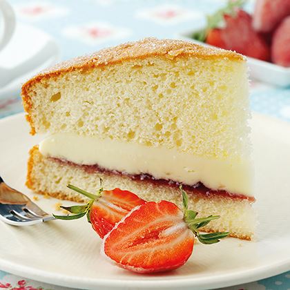 Everyday Favourites Victoria Sponge Cake (Pre-cut)