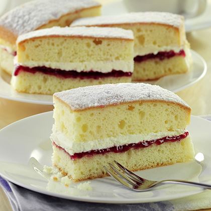 Everyday Favourites Victoria Sponge Traycake (Pre-cut)